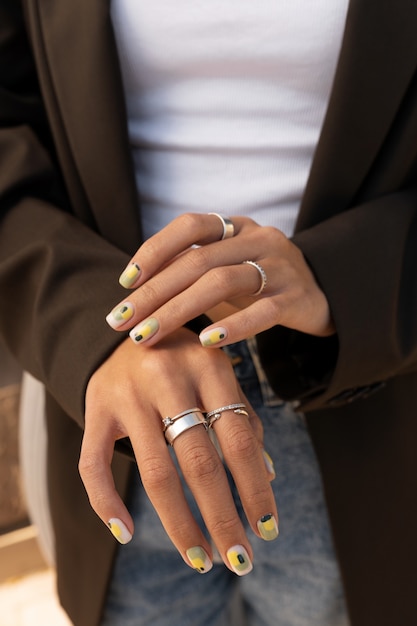 Foto gratuita mujer mostrando su arte de uñas en las uñas