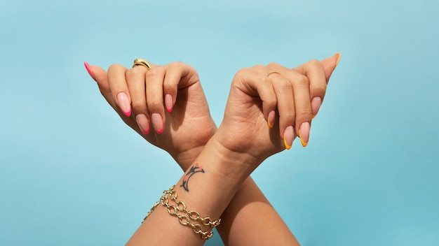 Mujer mostrando su arte de uñas en las uñas