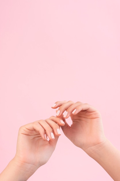 Mujer mostrando su manicura con espacio de copia