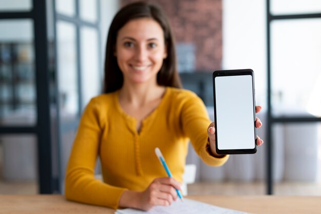 Mujer mostrando su pantalla de teléfono