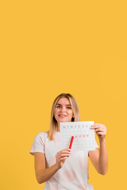 Mujer mostrando su primer día de menstruación