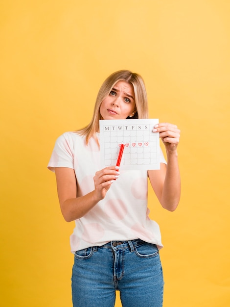 Mujer mostrando su primer día de menstruación