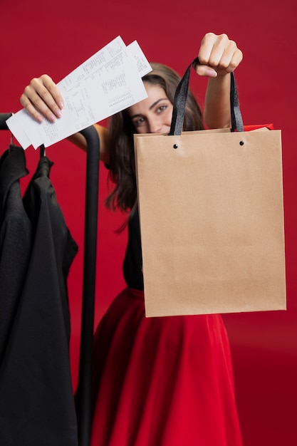 Foto gratuita mujer mostrando sus bolsas de compras