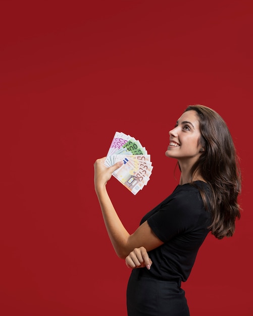 Mujer mostrando sus compras dinero con espacio de copia