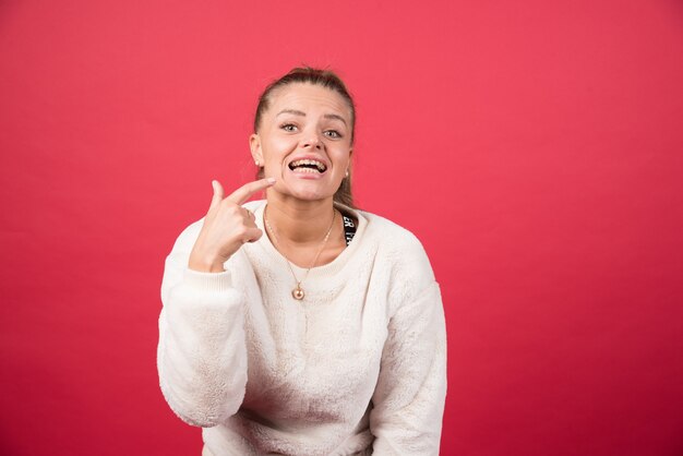 Mujer mostrando sus dientes blancos rectos perfectos