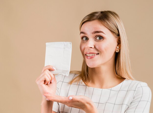 Mujer mostrando un tiro medio pad