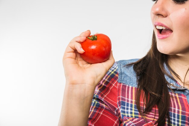 Mujer mostrando el tomate