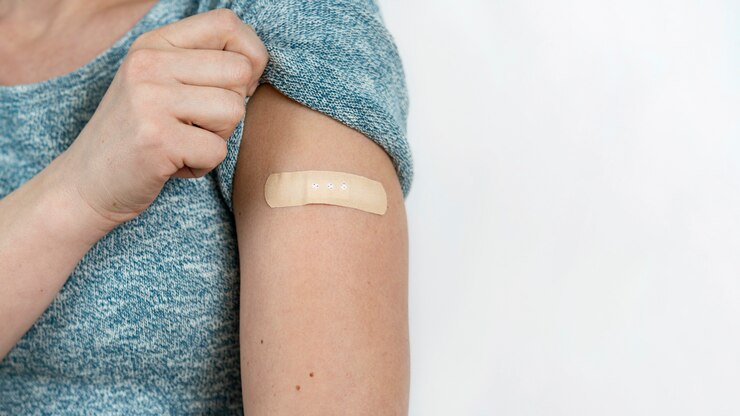 Foto gratuito mujer mostrando vendaje en el brazo después de la inyección de la vacuna