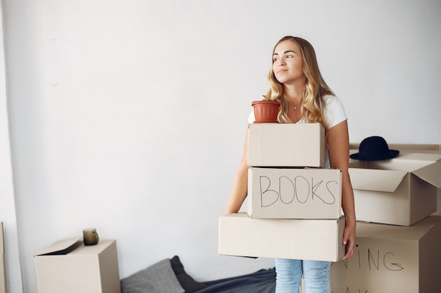 Mujer moviendo y usando cajas