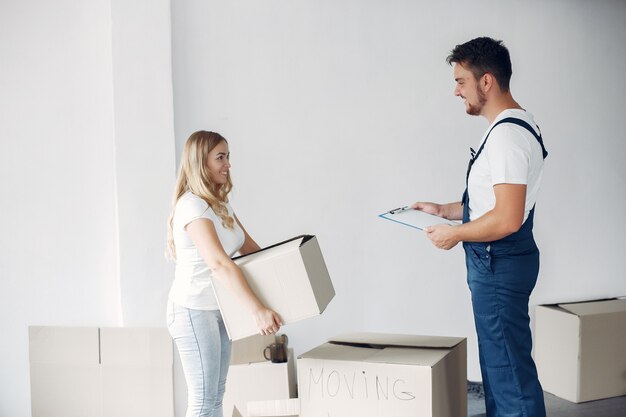 Mujer moviendo y usando cajas