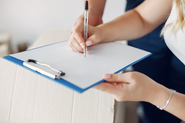 Mujer moviéndose, firmando un papel