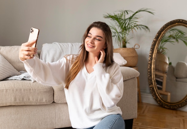 Foto gratuita mujer con móvil tomando selfie