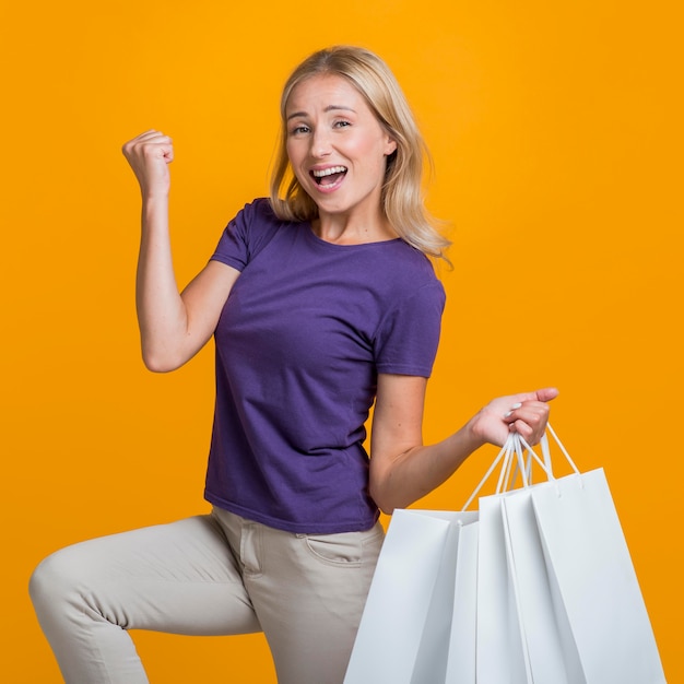 Foto gratuita mujer con muchas bolsas de la compra feliz con su juerga de compras de venta