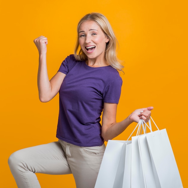 Mujer con muchas bolsas de la compra feliz con su juerga de compras de venta