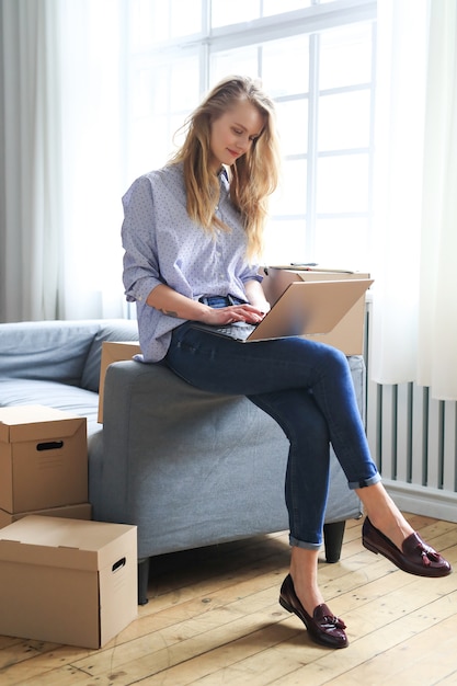 mujer se muda a nueva casa