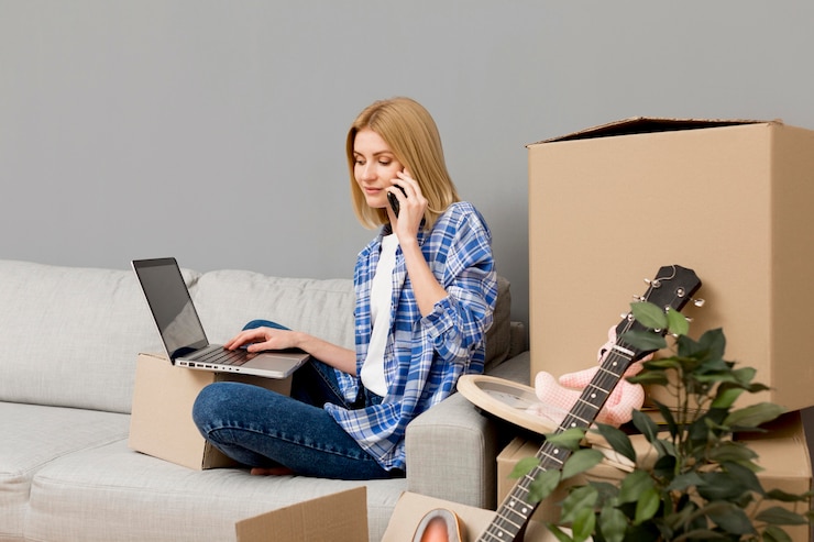 Foto gratuito mujer mudarse a una casa nueva