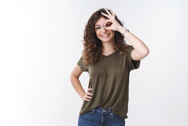 mujer muestra bien firmar en los ojos sonriendo ampliamente inclinando la cabeza recomiendo increíble no es un mal servicio