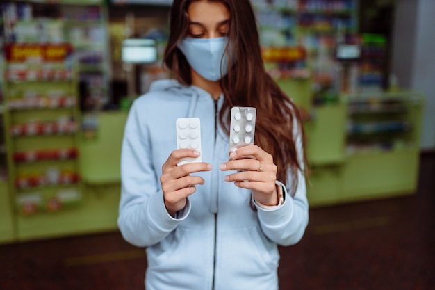 La mujer muestra píldoras, vitaminas o píldoras en su mano. COVID-19.