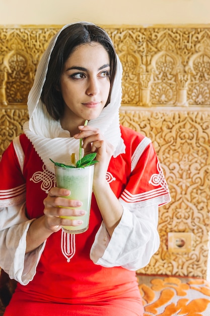Mujer musulmana con bebida deliciosa