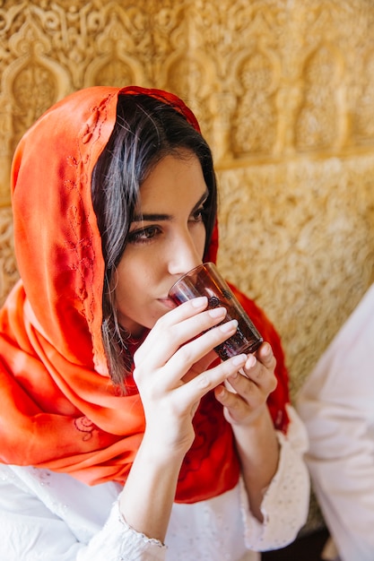 Mujer musulmana bebiendo té