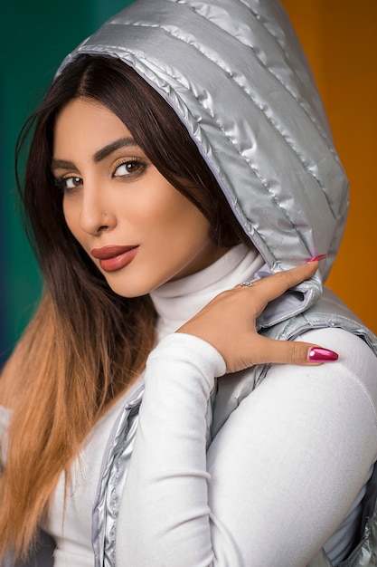 Foto gratuita mujer musulmana en chal hijab color plata