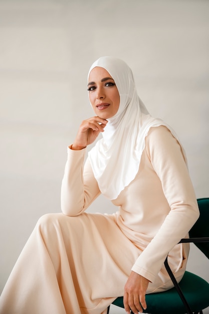 Mujer musulmana con hiyab vista lateral