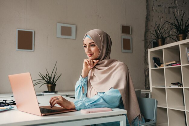 Mujer musulmana moderna en hijab en la sala de oficina