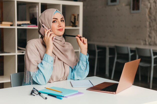 Mujer musulmana moderna en hijab en la sala de oficina