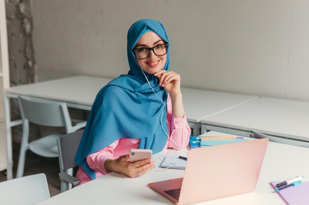 Mujer musulmana moderna en hijab en la sala de oficina