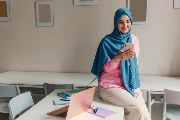 Mujer musulmana moderna en hijab en la sala de oficina