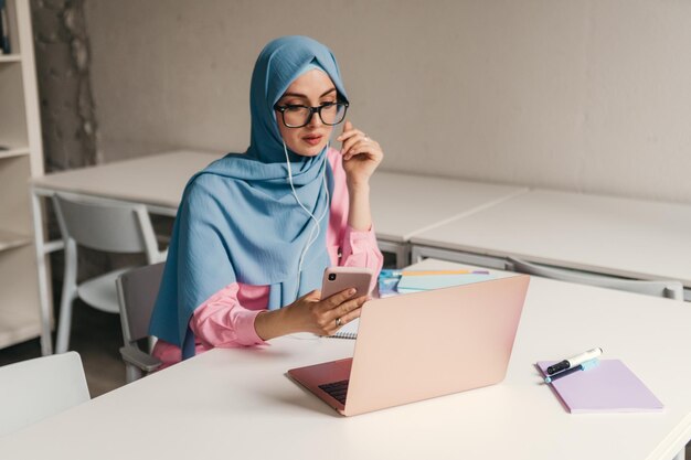 Mujer musulmana moderna en hijab en la sala de oficina