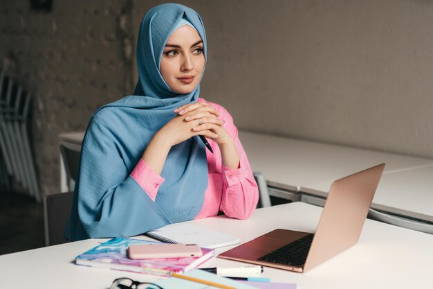 Mujer musulmana moderna en hijab en la sala de oficina