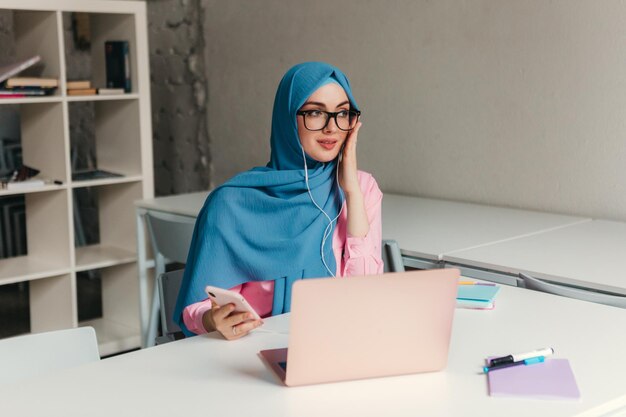 Mujer musulmana moderna en hijab en la sala de oficina