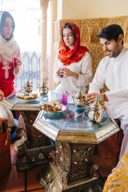 Foto gratuita mujer musulmana en restaurante arabe