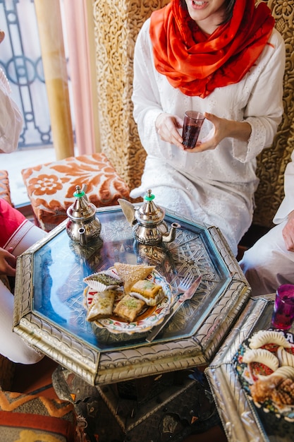 Mujer musulmana en restaurante arabe