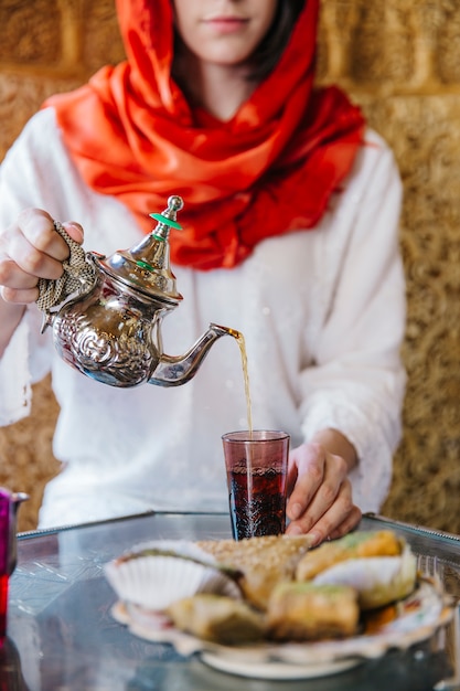 Mujer musulmana en restaurante arabe