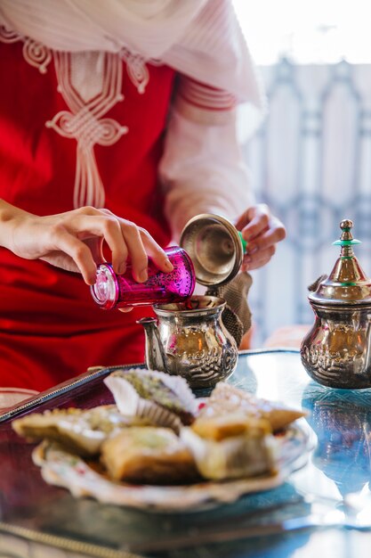 Mujer musulmana en restaurante arabe