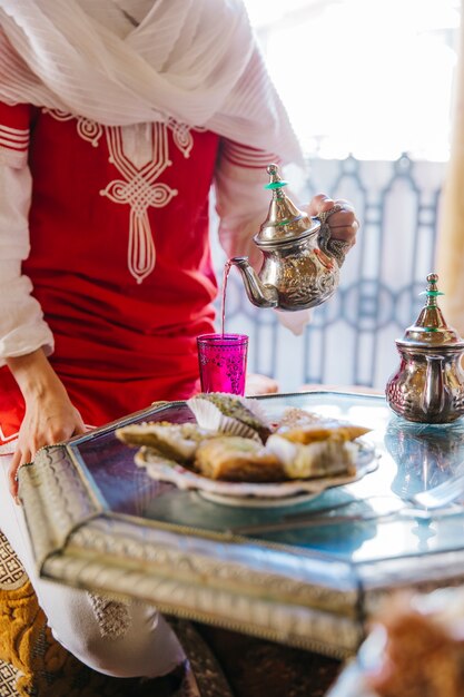 Mujer musulmana en restaurante arabe