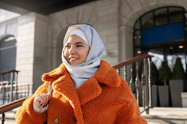Mujer musulmana saliendo del hotel mientras está de vacaciones