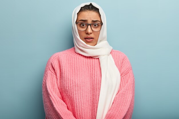 Mujer musulmana con suéter rosa