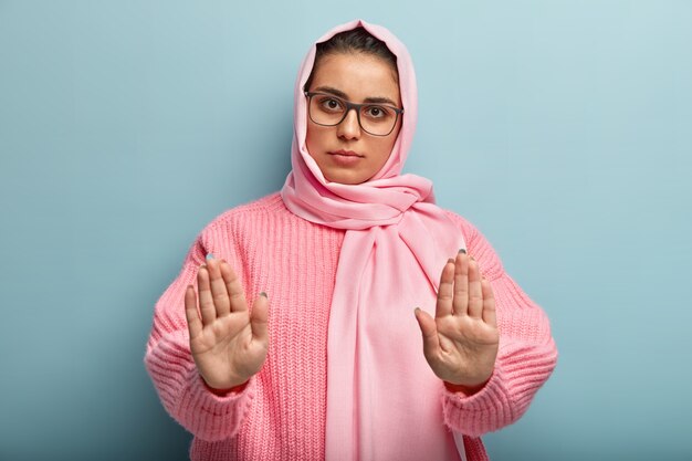 Mujer musulmana con suéter rosa