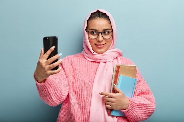 Mujer musulmana con suéter rosa