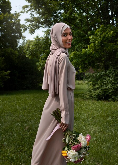 Mujer musulmana de tiro completo posando al aire libre