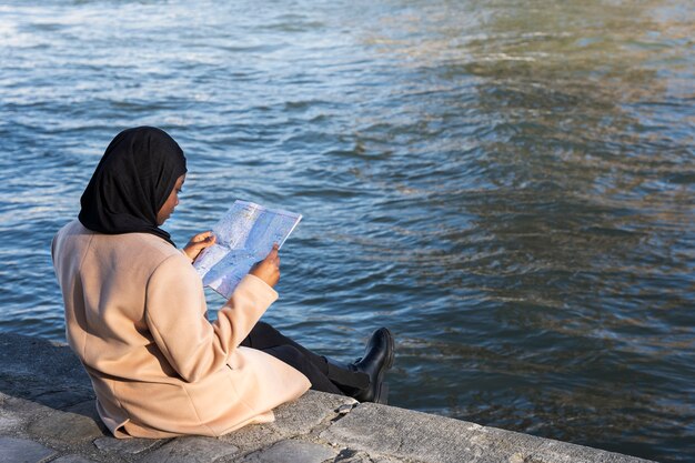 mujer musulmana viajando en paris