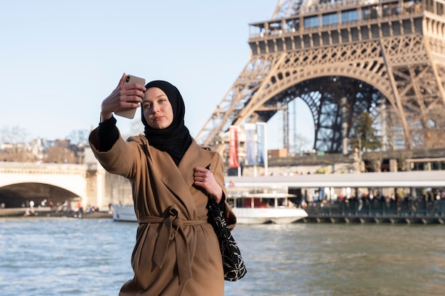 Foto gratuita mujer musulmana viajando en paris