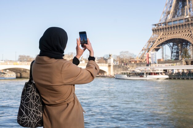 mujer musulmana viajando en paris