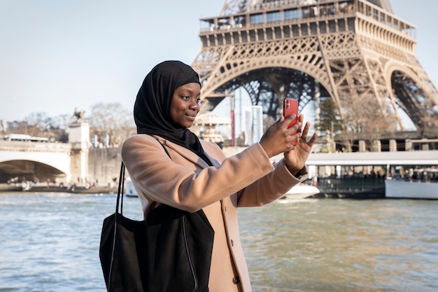 mujer musulmana viajando en paris