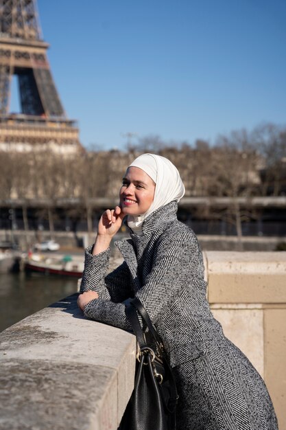 mujer musulmana viajando en paris