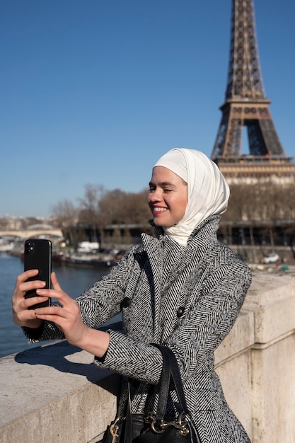 mujer musulmana viajando en paris