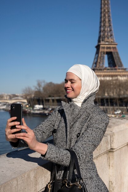 mujer musulmana viajando en paris